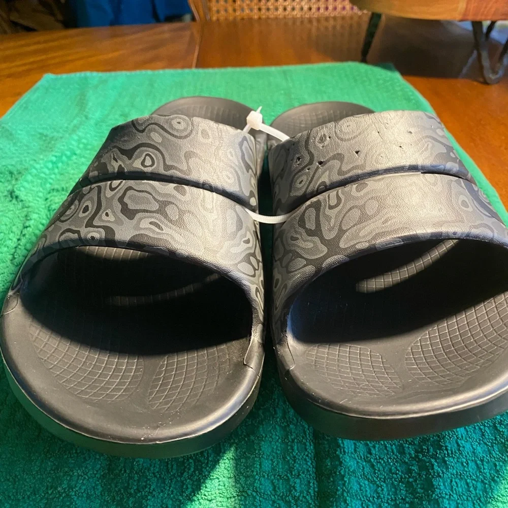 OOFOS Gray Patterned Men's Sandals size 13